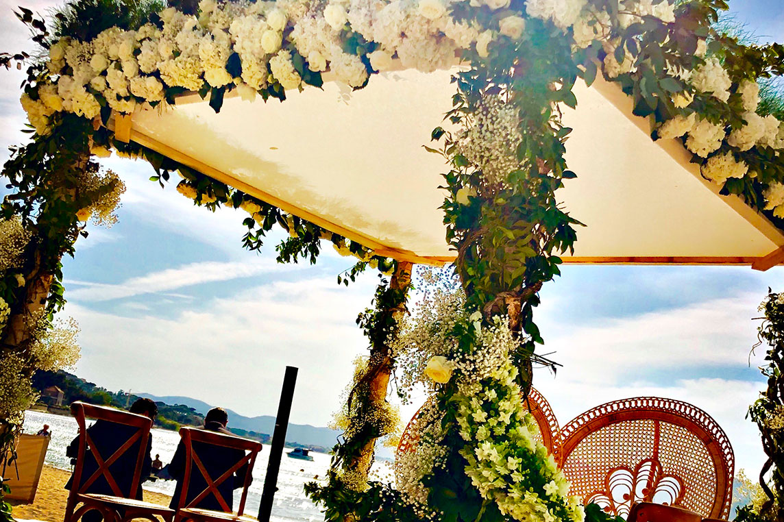 Décoration table mariage fleurs St Tropez